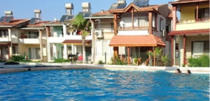 Sümer Holding’e ait tatil sitesindeki villalar bakımsızlıktan çürüdü