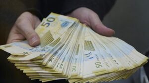 Alım satıma konu dövizlere Azerbaycan yeni manatı ile BAE dirhemi eklendi