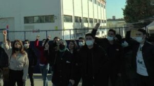 Dev firma ‘kriz’ nedeniyle yüzlerce işçiyi çıkardı! Fabrika önünde eylem yapıldı