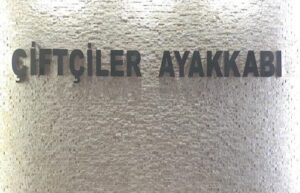 Çiftçiler Ayakkabı işçileri fabrikada mahsur kaldı