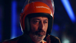 Cem Yılmaz’dan sözleşmeleri feshedilen Hepsijet kuryelerine destek: Benim yerim çalışanların yanıdır