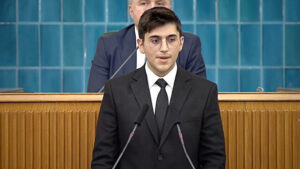 İYİ Parti Grubunda Barınamıyoruz Diyen Gencin İtalya Pozları Olay Oldu