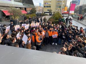 Aldıkları 1 TL’lik zammı yere fırlattılar