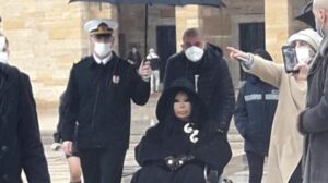 Bülent Ersoy’a şemsiye tutan Anıtkabir komutanı ve takım komutanı görevinden alındı