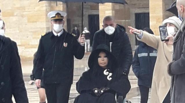 Bülent Ersoy’a şemsiye tutan Anıtkabir komutanı ve takım komutanı görevinden alındı