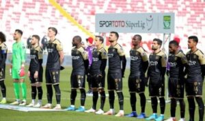 Süper Lig’de sahada maaş protestosu