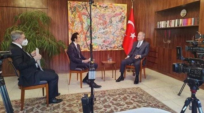 Hulusi Akar, Münih’te ‘canlı prompter’ kullanmış