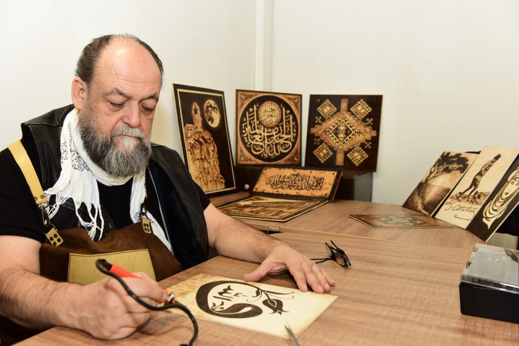 Ahşap yakma sanatı Yıldırım’da yaşatılıyor