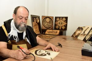 Ahşap yakma sanatı Yıldırım’da yaşatılıyor