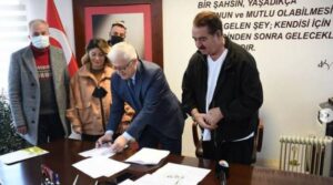 Burhaniye Belediyesi zeytinlik araziyi AVM yapımı için Tatlıses’in şirketine verdi