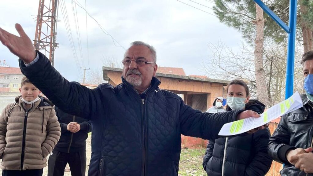 CHP’li başkandan “Toprakları sen verdin” diyen vatandaşa “Bir büyük rakıya sattım” tepkisi