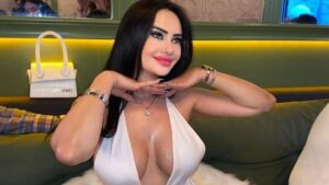 Naz Mila’nın dekoltesi sosyal medyada olay oldu! “Sütyen mi string mi?”