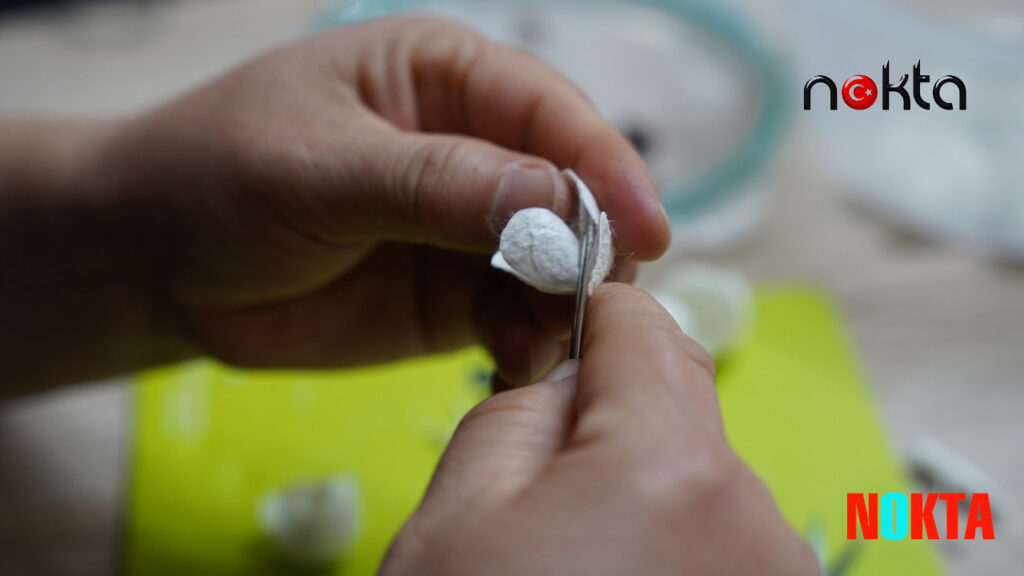 İpek kozaları Yıldırımlı kadınların elinde çiçek oluyor