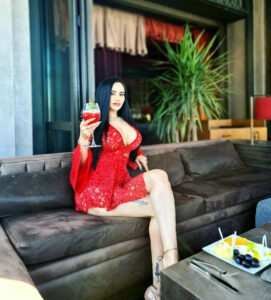 Naz Mila’nın dekoltesi sosyal medyada olay oldu! “Sütyen mi string mi?”