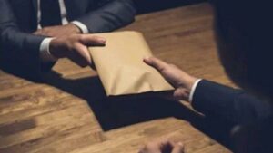 Milli Emlak avukatı rüşvet alırken suçüstü yakalandı