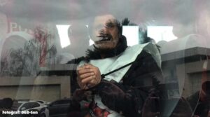 Migros patronu Tuncay Özilhan’ın evinin önüne gelen işçiler, kelepçelenerek gözaltına alındı