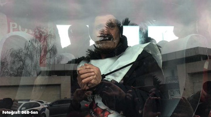 Migros patronu Tuncay Özilhan’ın evinin önüne gelen işçiler, kelepçelenerek gözaltına alındı