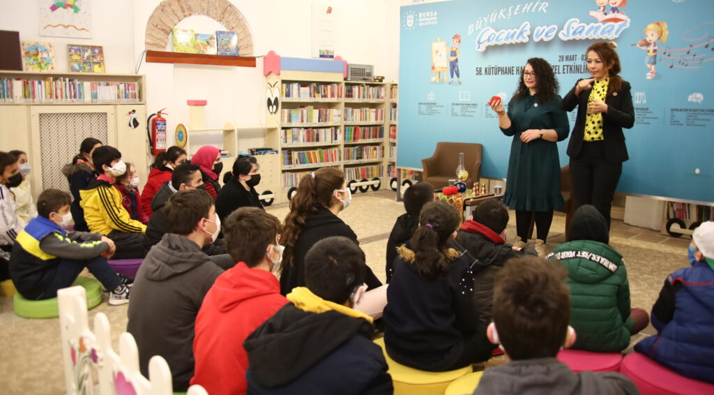 İşitme engelli çocuklara işaret diliyle masal