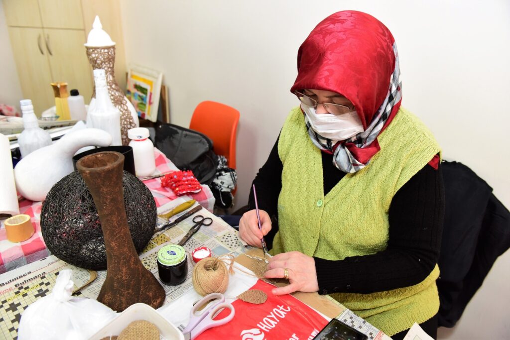 Yıldırım’da geri dönüşüm el sanatları kursu devam ediyor