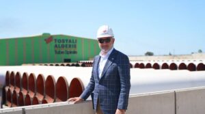 Hem yönetiyor hem boru satıyor