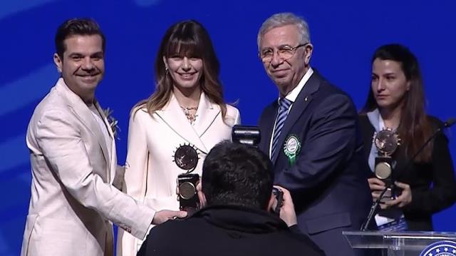 İklim Elçisi seçilen Beren Saat’in sözleri törene damga vurdu: Öğrenciler derslere aç giriyor