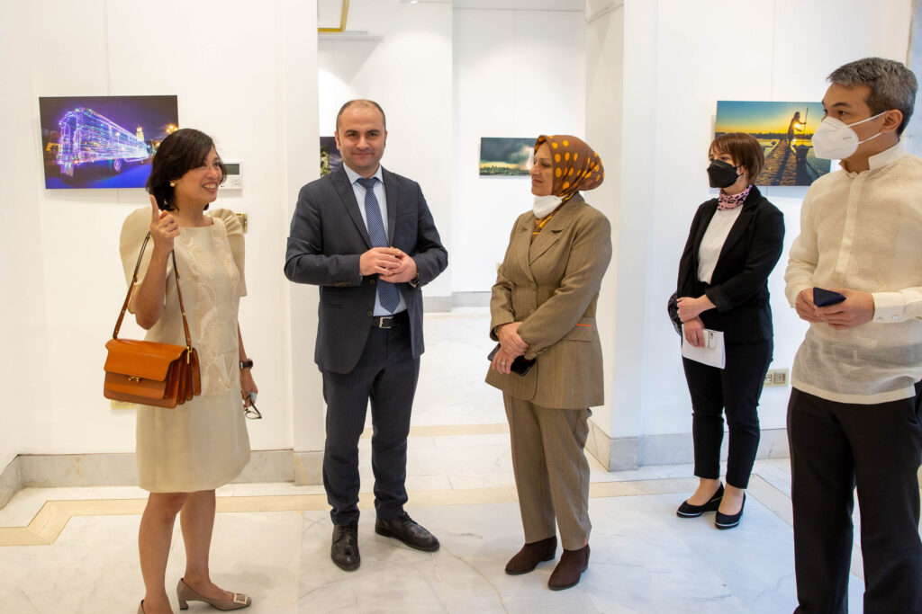 ‘Gülümseyin Philippines’ sergisi Bursa’da açıldı