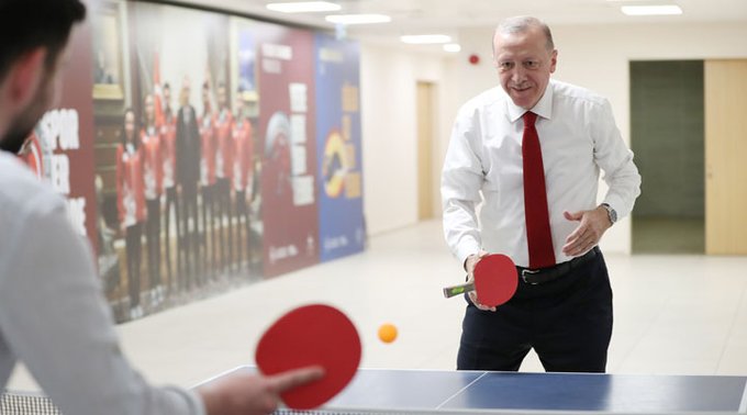 Erdoğan’ın raket tutuşu sosyal medyada gündem oldu: Buna ‘keklik dürtme’ vuruşu denir