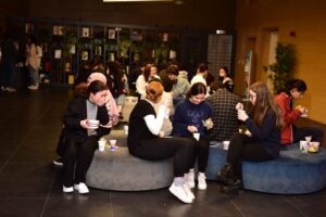 Uyumayan Kütüphanede ders çalışmak öğrencilerden iftar ve sahur belediyeden