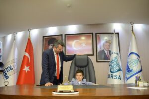 Başkan Yılmaz, koltuğu yıldırımlı miniklere bıraktı