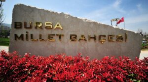 Bursa’da millet bahçesinin ‘M’ harfini çalan kişi tutuklandı: 7 yıl hapisle yargılanıyor