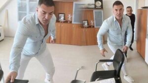 Üniversitede skandal olay! Dekan profesöre imitasyon kılıçla saldırdı