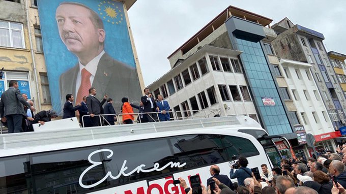 İmamoğlu, Cumhurbaşkanı Erdoğan’ın posterinin önünde halka seslendi