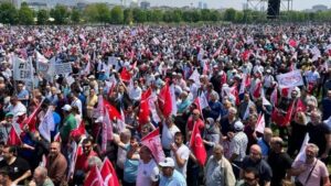Emeklilikte yaşa takılanlar Maltepe’deki mitinge akın etti: En güzel tepkimizi sandıkta göstereceğiz