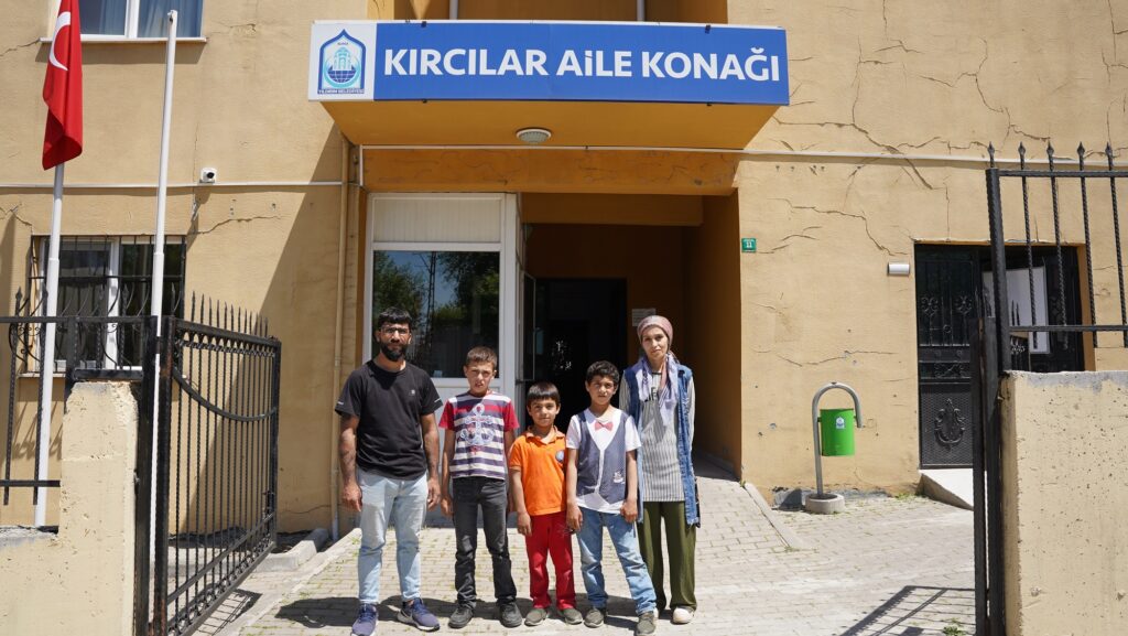 Sokakta kalan aileye Yıldırım şefkati