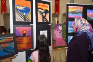 Minik ressamların eserleri görücüye çıktı