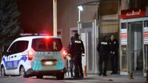 Suriyeli sığınmacı karakolda dehşet saçtı! 3 polis memuru vuruldu!