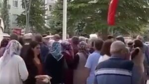 Şehir farklı manzara aynı! Yüzde 31 zamlanan şekeri indirimli almak için birbirleriyle yarıştılar