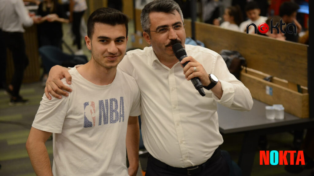 Bursa’da Başkan Yılmaz’dan gençlere gitarlı sınav morali