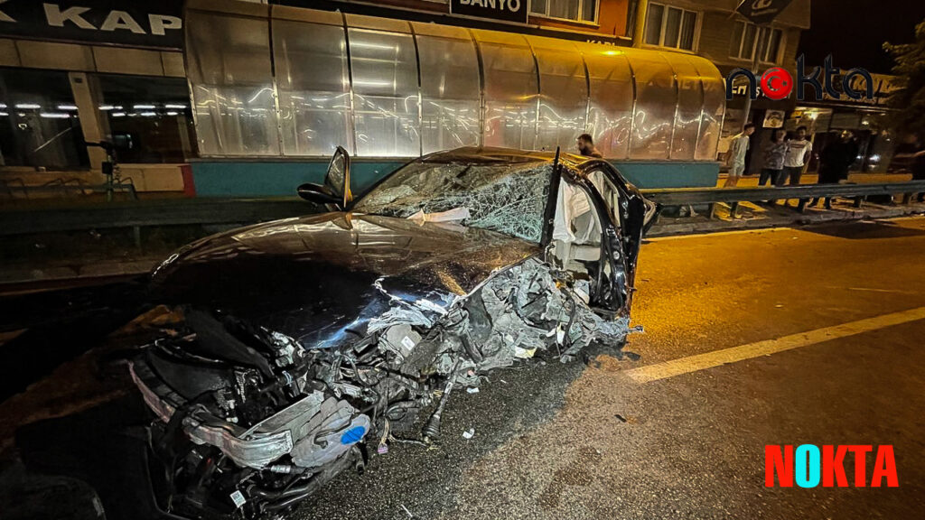 Metro hattının duvarına çarpan aracın sürücüsü ağır yaralandı