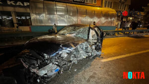 Metro hattının duvarına çarpan aracın sürücüsü ağır yaralandı