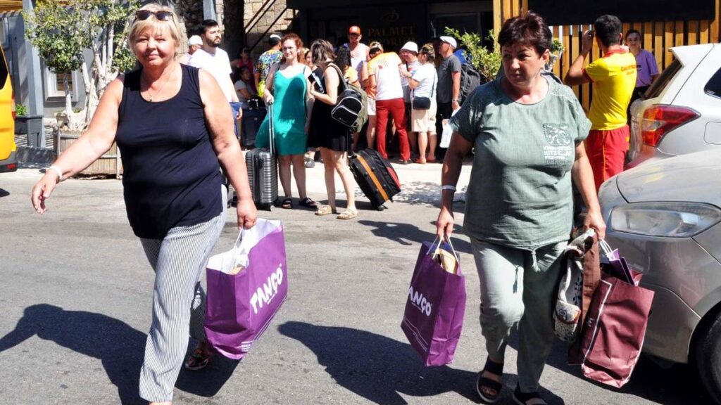 Otel mühürlendi yüzlerce turist sokakta kaldı