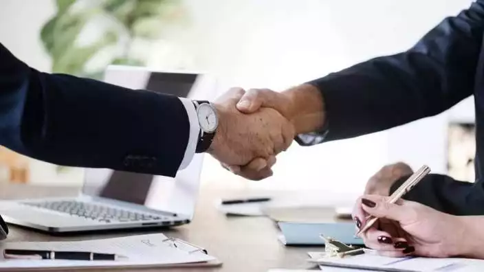 Suriyelilere dağıtılacak kitap ihalesi sabıkalı şirkete gitti