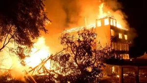 Bursa’da tarihi ipekçilik fabrikası alev alev yandı