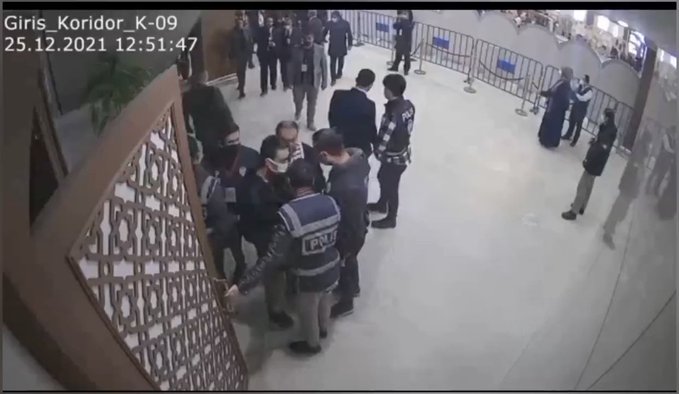 AKP İlçe Başkanı Mehmet Yılmaz polislere saldırdı