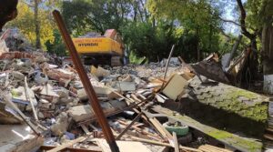 Alinur Aktaş Bursa’da gazetecilerin yerini yıktı!