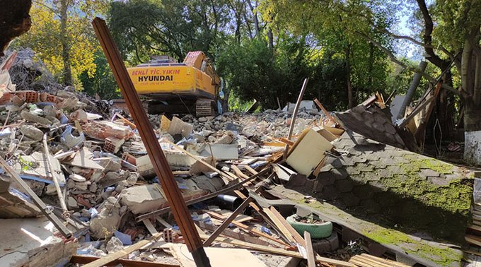 Alinur Aktaş Bursa’da gazetecilerin yerini yıktı!