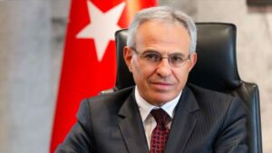 Rektör, korumasını öğretim görevlisi yaptı!