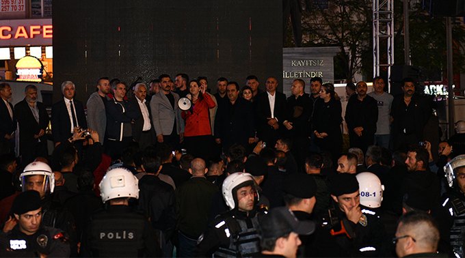 MHP’li vekil kardeşlik festivalinde sahneyi bastı, tehditler savurdu: Azdan az, çoktan çok gider!