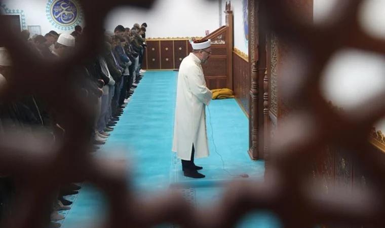 Diyanet’in cuma hutbesi dikkat çekti: ‘Müslüman rüşvetten uzak durur, devlet malını gasp etmez’