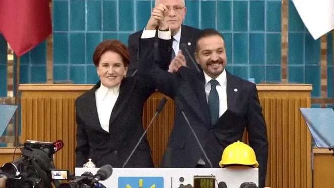 Kürşad Zorlu İYİ Parti’ye katıldı, rozetini Meral Akşener taktı
